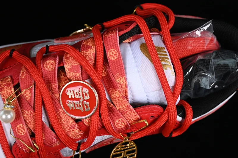 All Categories Nk SB Dunk Series Nk SB Dunk Low Low-top Sneakers Nk Dunk Low 囍爱你 Red Embroidery Dragon and Phoenix Present Happy Decoration SB Strap Low-top Casual Wedding Shoes FD9762-061